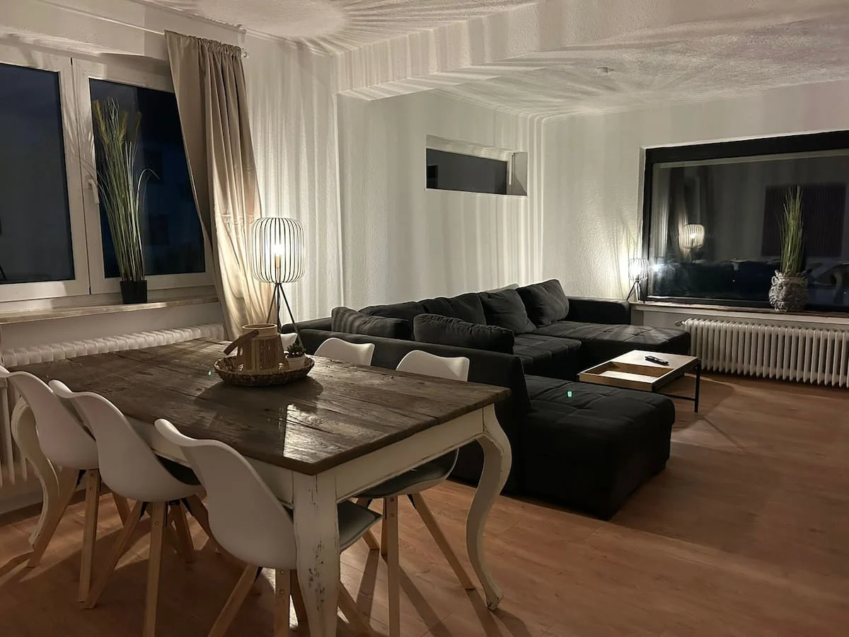 Wohnzimmer mit Essplatz im Erdgeschoss