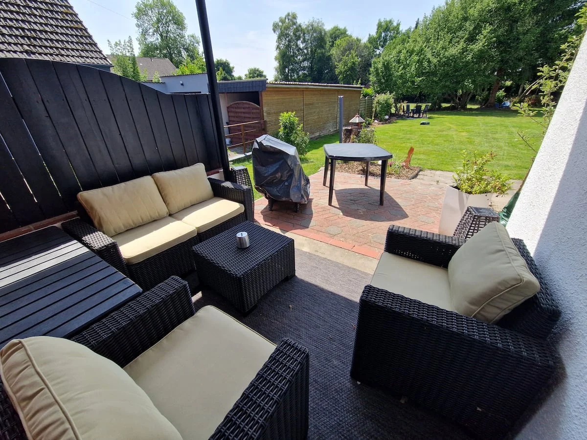 Private Terrasse mit Blick in den Gemeinschaftsgarten