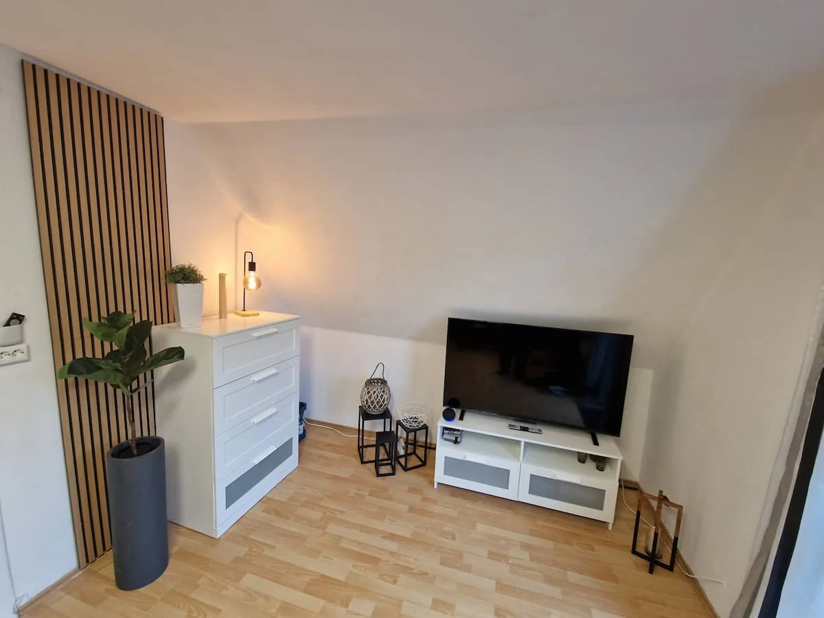 Wohnbereich mit Fernseher im Obergeschoss